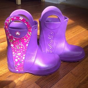 PURPLE FLORAL CROCS RAINBOOTS